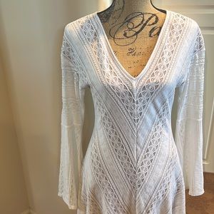 BCBG Maxazria stunning white lonnnnng sleeeves